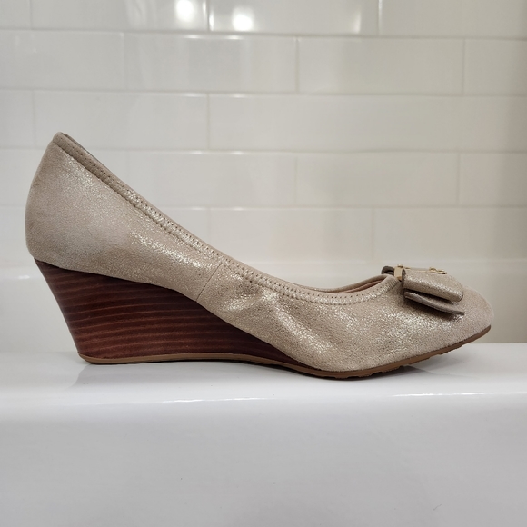 Cole Haan Tali Grand.OS Bow Wedge, Color: Cream/Gold, Size: 8 - Picture 6 of 11
